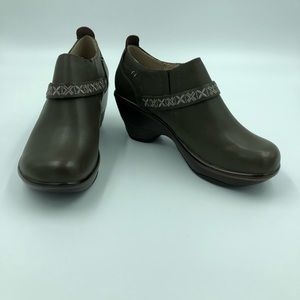 Dark Taupe “Cambridge” clogs by Jambu